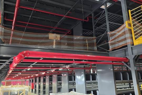 Rede de sprinklers sob mezanino